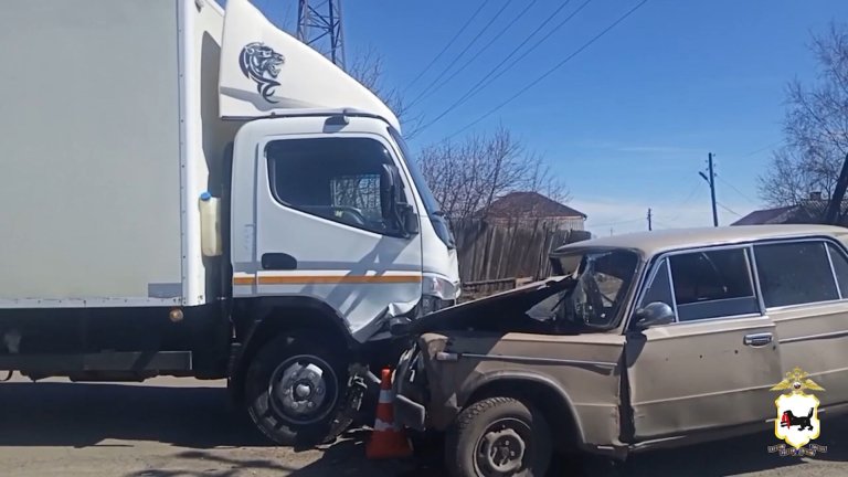 17-летняя девушка пострадала при лобовом столкновении грузовика и легкового автомобиля в Черемхове